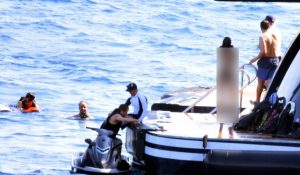 أمير سعودي على ظهر يخت مع فتيات شبه عاريات!7