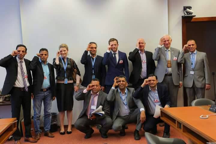 بالصورة: ناشطون بينهم “Sam Walton” الذي أوقف أحمد عسيري بلندن يعلنون تضامنهم مع “بثينة” من تحت قبة مجلس حقوق الإنسان في جنيف