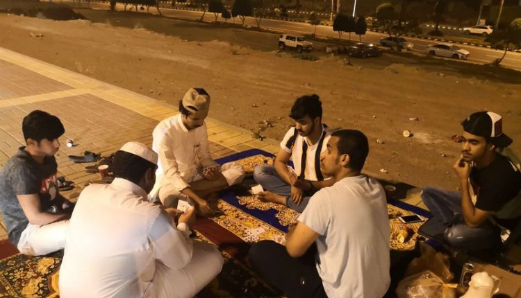 سعوديون من أبها يلعبون بلوت