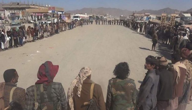 شاهد مظاهرات في قلب مناطق الحوثيين يتقدم ها اللواء على طعيمان