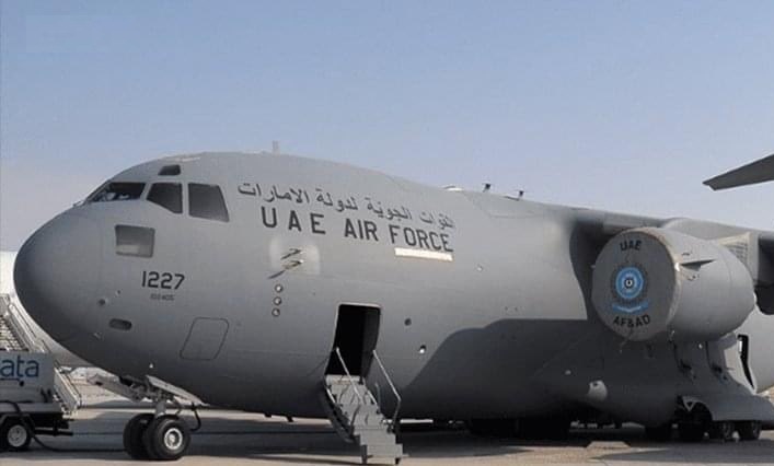 طائرة شحن عسكرية إماراتية تنقل جنودا وعتادا عسكريا إلى سقطرى