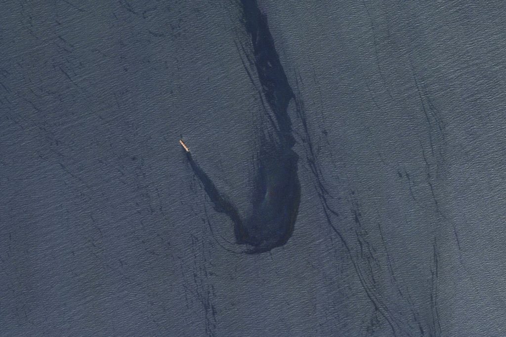 الحوثي يطرحُ عرضًا لسحب سفينة بريطانية جانحة في البحر الأحمر – متابعات